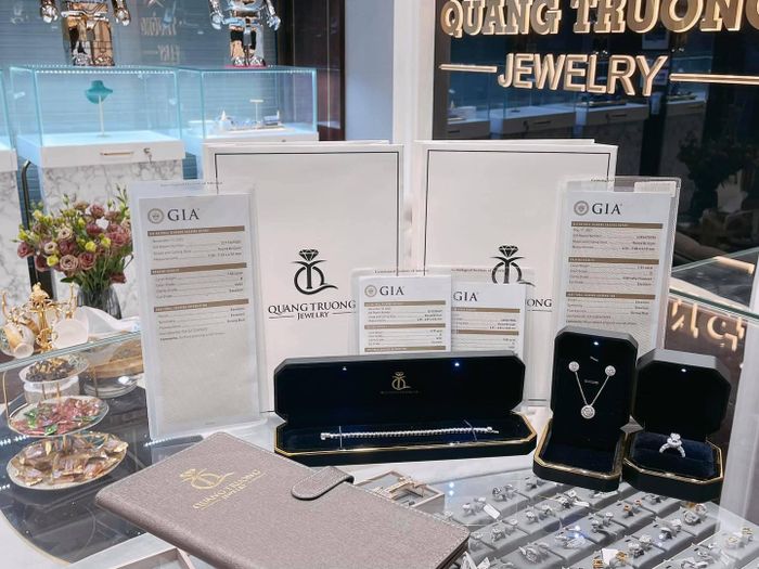 Hình ảnh bộ sưu tập trang sức tinh tế tại Quang Truong Jewelry