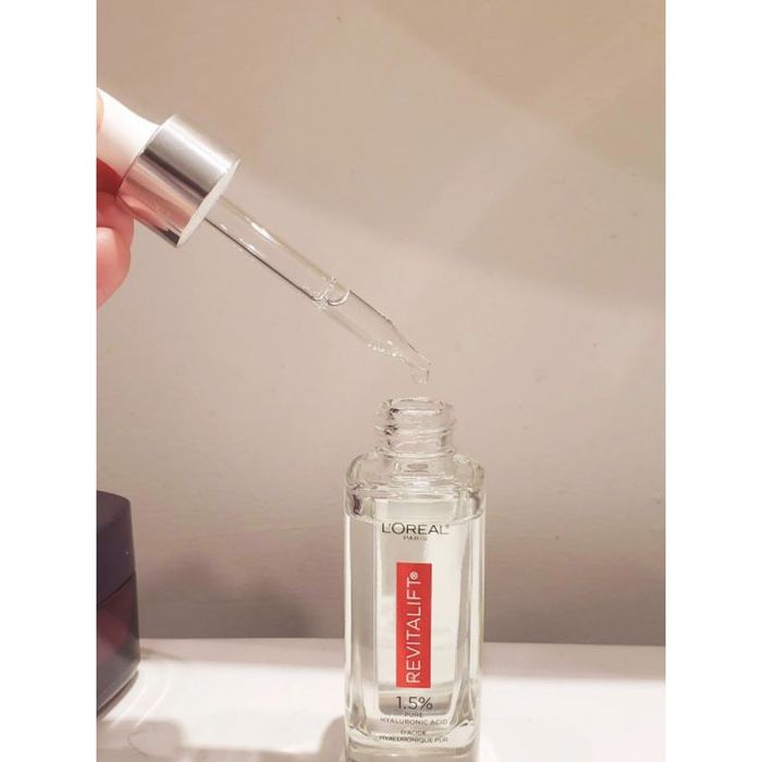 Hình ảnh chân thực tinh chất L'Oreal Revitalift 1.5% Hyaluronic Acid - Bước đột phá trong dưỡng ẩm và xóa mờ nếp nhăn