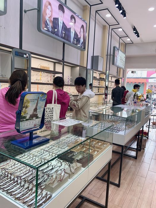 Bộ sưu tập kính thời trang đa dạng tại LB Eyewear