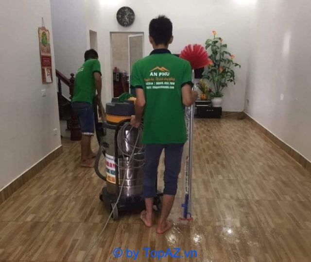 Hình ảnh đội ngũ kỹ thuật viên An Phú đang thực hiện dịch vụ vệ sinh công nghiệp chuyên sâu