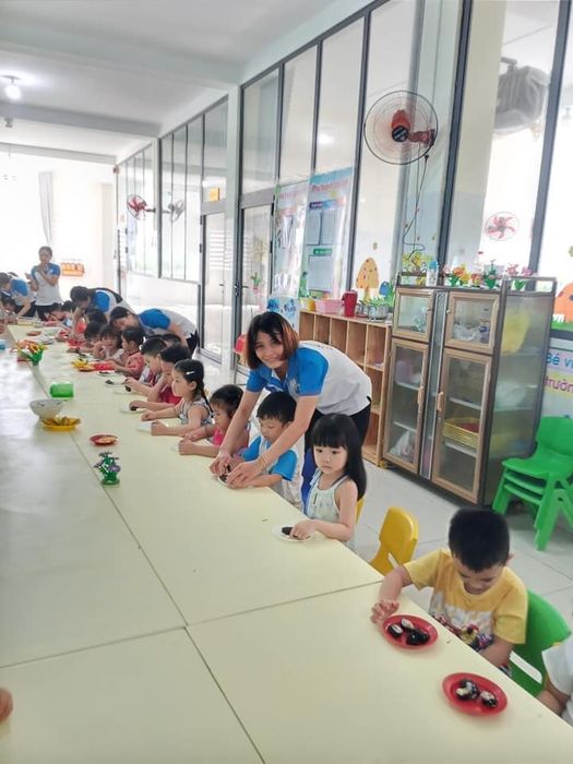 Những khoảnh khắc đáng yêu của bé trong môi trường học tập đầy sáng tạo tại Trường Mầm Non Khánh Linh