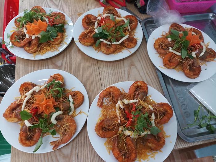 Những món hải sản tươi ngon được trình bày tinh tế tại Biển Nhớ