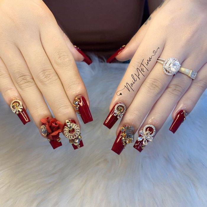 Tại Tina Beauty, bạn sẽ được đào tạo một cách bài bản từ cơ bản đến nâng cao. Với giáo trình chuyên nghiệp và sự hướng dẫn tận tình từ giáo viên có nhiều năm kinh nghiệm, mỗi học viên sẽ được học tập trực tiếp, cập nhật những kỹ thuật và xu hướng mới nhất trong nghề.