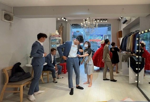 Hiên Vy Bridal đã trải qua hơn một thập kỷ gắn bó với ngành thời trang áo vest, mang đến những sản phẩm chất lượng và phong cách đỉnh cao cho nam giới.
