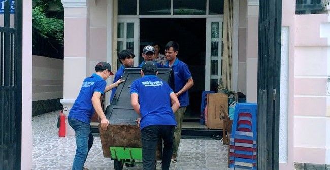 Đội ngũ nhân viên của Phú Mỹ Express làm việc suốt 24/7, sẵn sàng phục vụ bạn bất kể là ngày thường hay những dịp lễ, Tết, giúp bạn yên tâm trong mọi tình huống.
