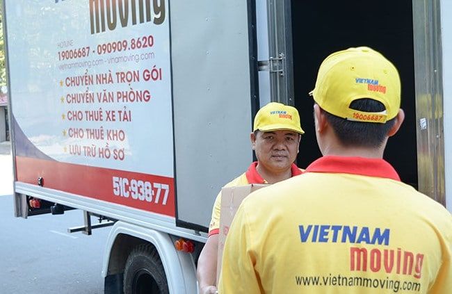 Đội ngũ nhân viên của Vietnam Moving sẵn sàng hỗ trợ khách hàng trong việc sắp xếp đồ đạc theo phong thủy, mang lại sự hài hòa cho không gian sống.