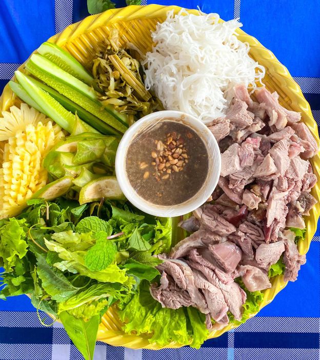Bò Tơ Tây Ninh 5 Sánh - Ảnh 2: Khám phá nghệ thuật chế biến độc đáo qua những món ngon được trình bày đẹp mắt, kích thích vị giác.