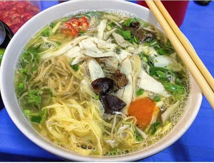 Hình ảnh tô bún thang thơm ngon tại Tư Lùn