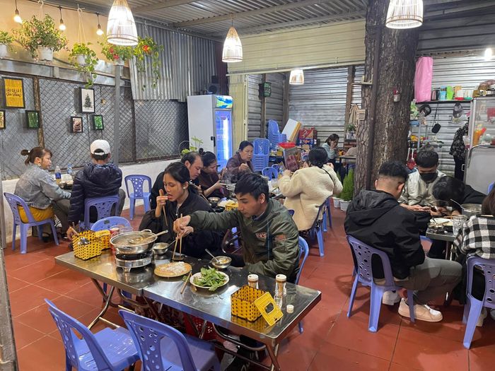Không gian ấm cúng và món ngon đặc sắc tại Lẩu Gà Lá É Gốc Thông