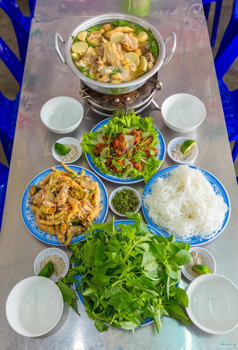 Hình ảnh nồi lẩu gà lá é đặc sản Phú Yên tại Tao Ngộ