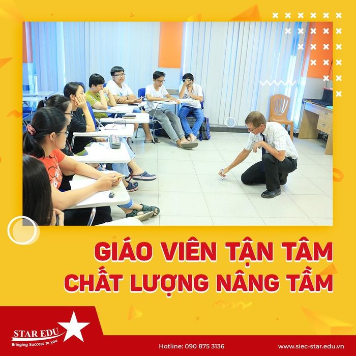 Hình ảnh giảng viên Star Edu hướng dẫn học viên