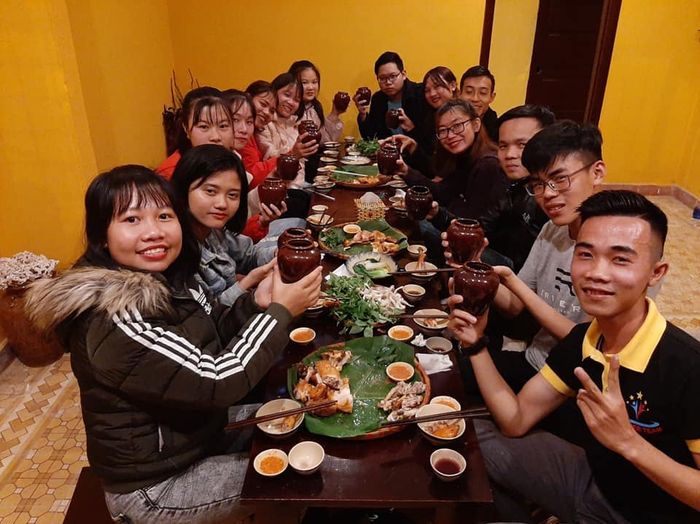 Không gian ấn tượng và món ngon đặc sắc tại Gà Nướng Tửu Lầu