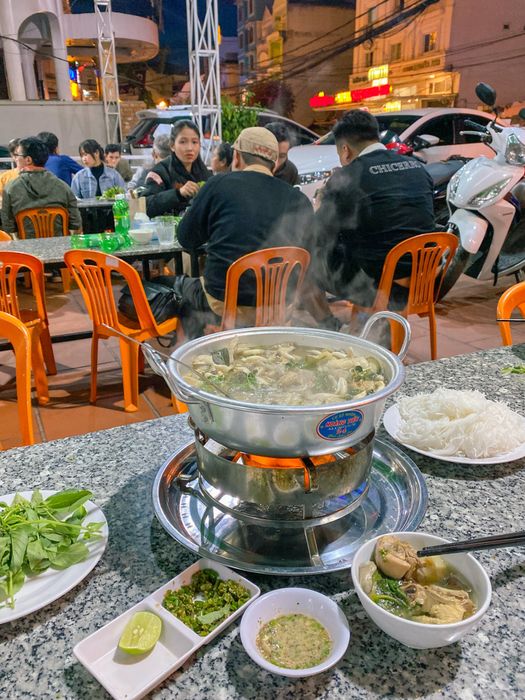 Nồi lẩu gà lá é thơm ngon, bổ dưỡng tại Tao Ngộ