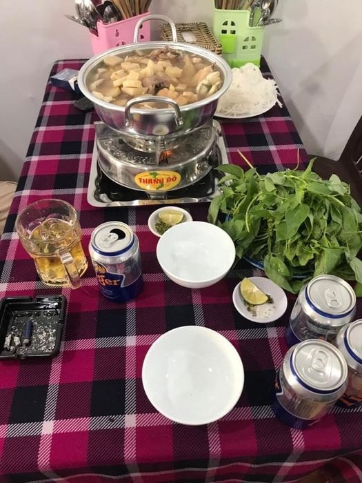 Không gian ấm cúng và món ngon đặc sắc tại Lẩu Gà Lá É Hạnh
