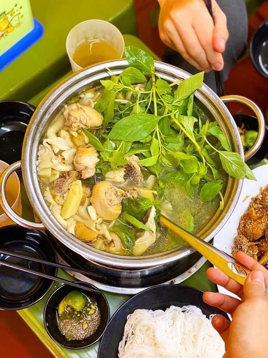 Hình ảnh nồi lẩu gà lá é thơm ngon tại Gốc Thông