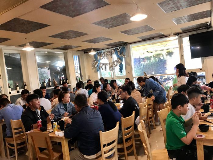 Không gian ấm cúng và món ngon đặc sắc tại Gà Nướng Huy Hoàng