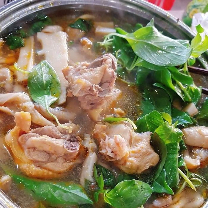 Hình ảnh món gà nướng vàng ươm tại Gà Nướng Huy Hoàng