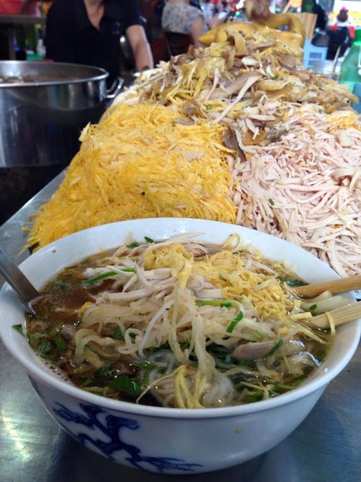 Hình ảnh tô bún thang Bà Đức với sắc màu hài hòa