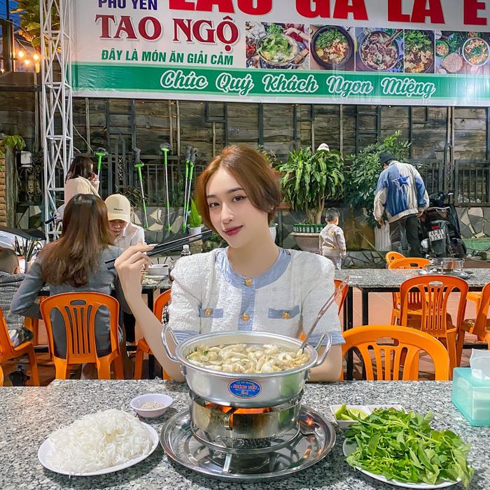 Hình ảnh nồi lẩu gà lá é thơm ngon tại Tao Ngộ