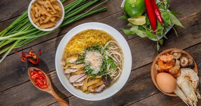 Không gian ấm cúng tại quán bún thang bà Ẩm