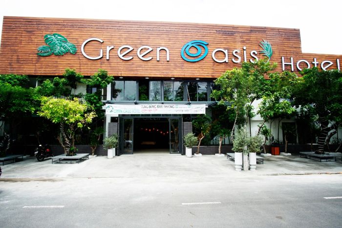 Hình ảnh sang trọng của Green Oasis Hotel nhìn từ khu vườn nhiệt đới