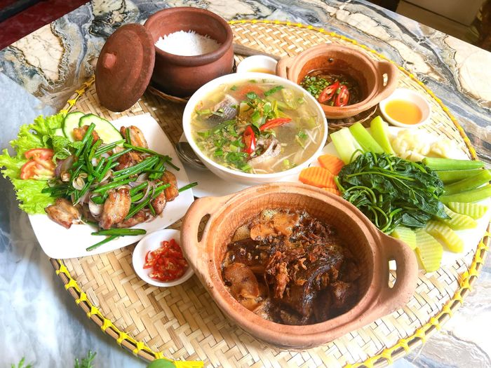 Hình ảnh đặc trưng Cơm niêu Trường Sơn - Nồi cơm vàng ruộm thơm lừng