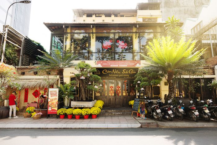 Hình ảnh đặc trưng tại Cơm niêu Sài Gòn - Nồi cơm vàng ươm thơm phức
