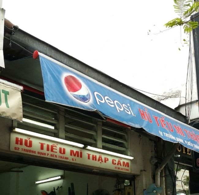 Nên thử món mì khô thập cẩm để trải nghiệm đầy đủ các loại topping như thịt, gan, cật. Sợi mì homemade to và dai hơn mì trứng thông thường, gan và cật được làm sạch sẽ, không hôi.