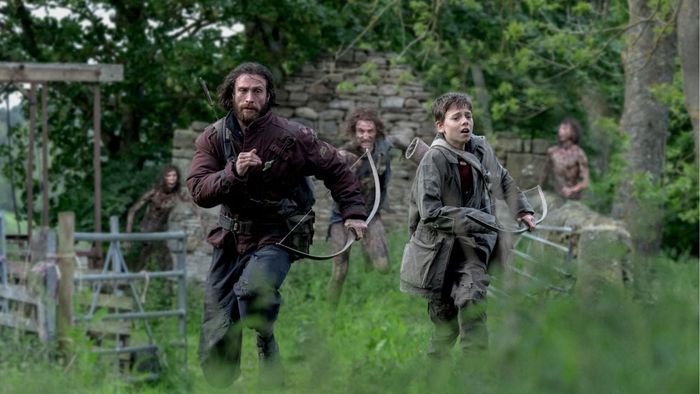 Aaron Taylor-Johnson và Alfie Williams trong 28 Years Later