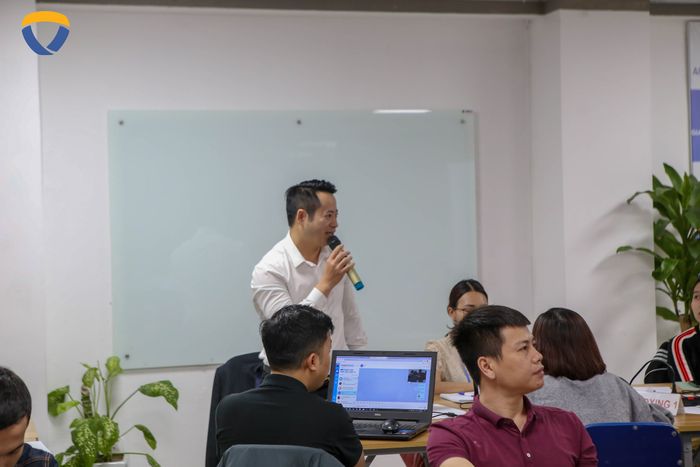Hình ảnh giảng viên và học viên tương tác tại AIDA Academy