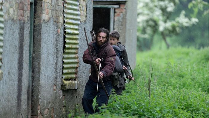 Aaron Taylor-Johnson và Alfie Williams trong 28 Years Later