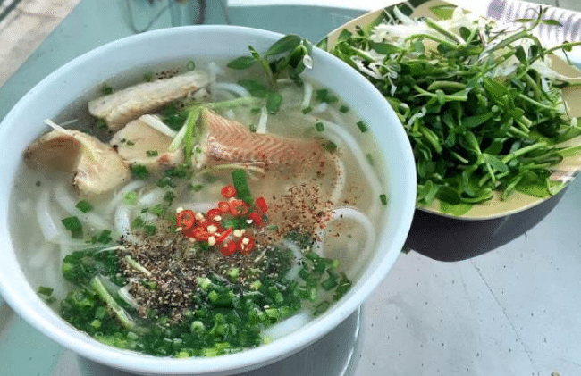 Bánh canh cá lóc Trường Sa luôn nằm trong danh sách những địa chỉ bán bánh canh cá lóc ngon nhất TP.HCM, là lựa chọn không thể bỏ qua đối với những ai yêu thích món ăn này.