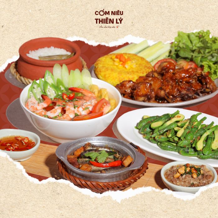 Hình ảnh đặc trưng tại Cơm niêu Thiên Lý - Nồi cơm vàng ươm thơm phức