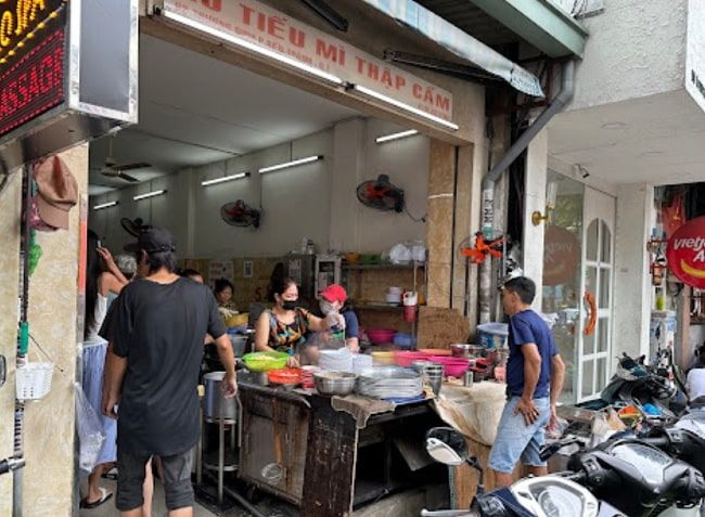 Hủ tiếu mì Cật - Món ăn luôn được yêu thích với sự kết hợp hoàn hảo giữa các nguyên liệu tươi ngon, đặc biệt là nước dùng đậm đà, thơm ngon.