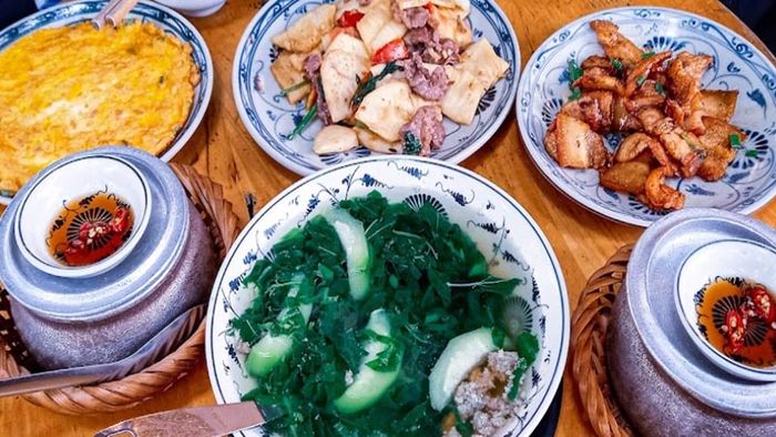 Hình ảnh đặc trưng tại Cơm niêu Cô Lan - Nồi cơm vàng ươm lớp cháy giòn