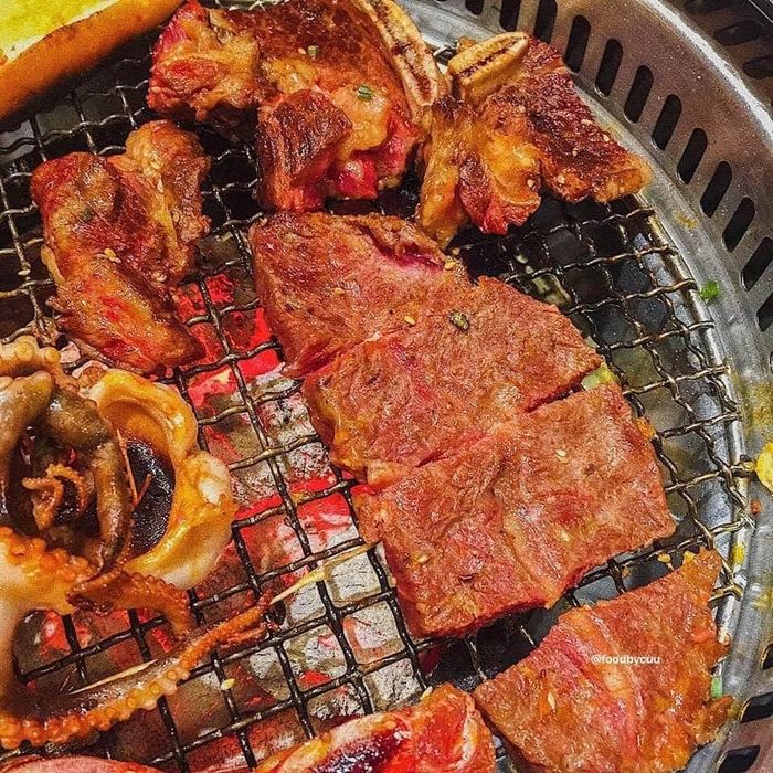 Không gian ẩm thực tại Zozo BBQ 53 Lương Khánh Thiện