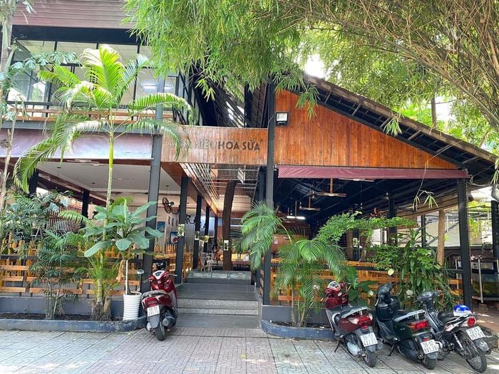 Hình ảnh Cơm niêu Hoa Sữa - Nồi cơm vàng ươm thơm phức