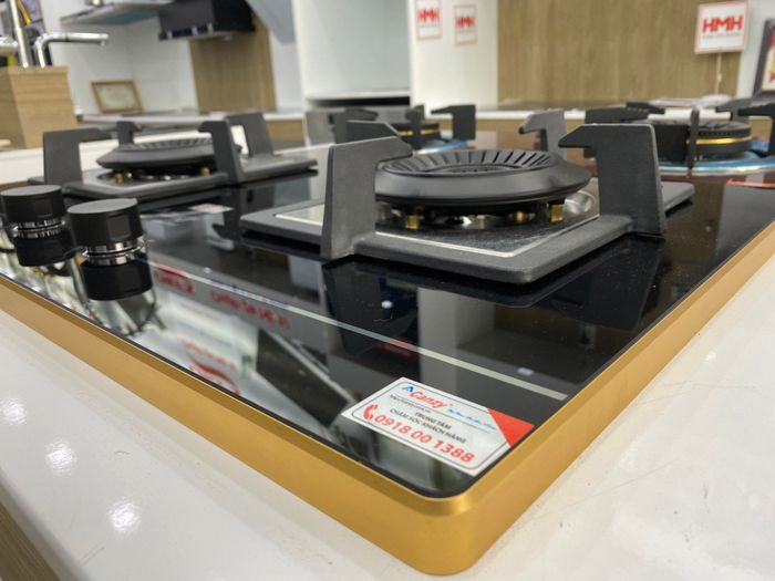 Khung cảnh showroom Kho Bếp với đa dạng thiết bị bếp nhập khẩu, mang đến lựa chọn hoàn hảo cho căn bếp của bạn.