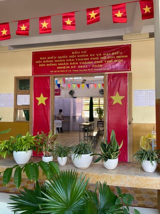 Một góc yên bình trong khuôn viên Trường THCS Hoa Lư, gợi nhắc những kỷ niệm học trò thân thương (ảnh 2)