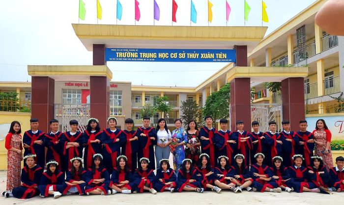 Hình ảnh đầu tiên giới thiệu không gian xanh mát tại THCS Thủy Xuân Tiên