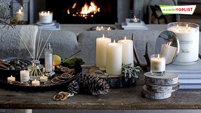 Công ty TNHH MTV Hương Đông Thành chuyên sản xuất nến thơm và nến tealight, nổi bật với quy trình sản xuất tỉ mỉ, đảm bảo chất lượng cao và an toàn cho sức khỏe người sử dụng.