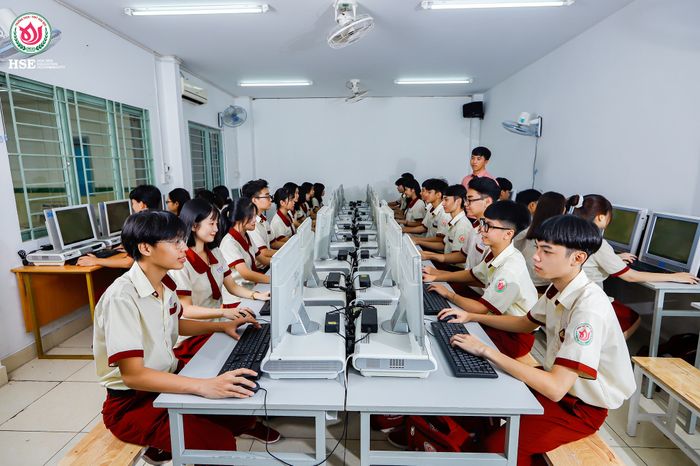 Hình ảnh Trường Tiểu học - THCS - THPT Hoa Sen rực rỡ, phản chiếu môi trường học tập hiện đại và thân thiện (ảnh 2)