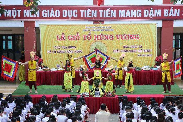 Khoảnh khắc học tập sôi nổi tại Trường TiH, THCS và THPT Ngô Thời Nhiệm (ảnh 1)