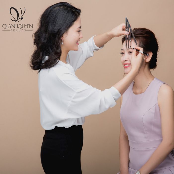 Khoảnh khắc khách hàng trải nghiệm dịch vụ tại QuynhQuyen Beauty Center