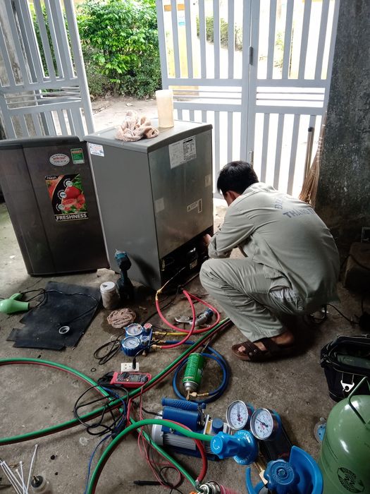 Hình ảnh thiết bị hiện đại tại xưởng sửa chữa Điện lạnh Thắng Trần
