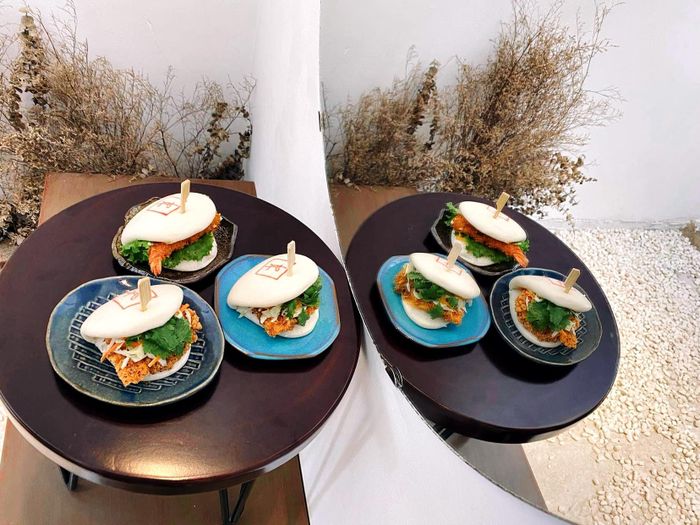 LIL JUN coffee studio ảnh 1 - Khung hình nghệ thuật với ánh sáng tự nhiên tinh tế, nơi những đường nét thiết kế minimalist tạo nên bức tranh sống động đầy cảm hứng