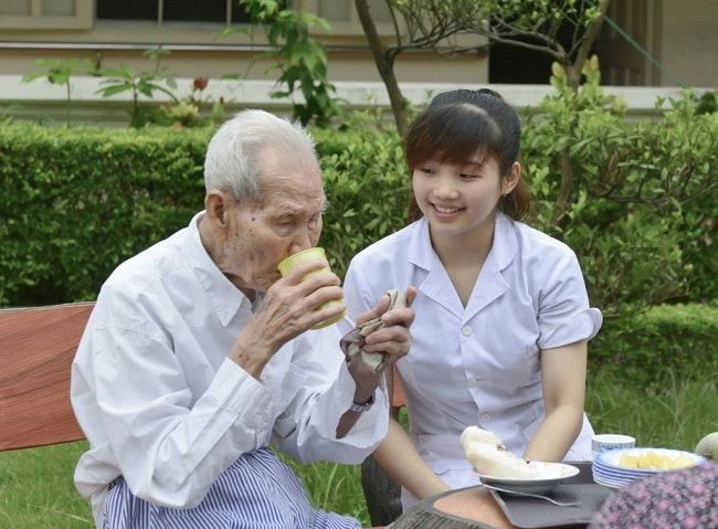 Vina Healthcare nằm trong top 5 dịch vụ chăm sóc người bệnh được tin dùng nhất tại TPHCM