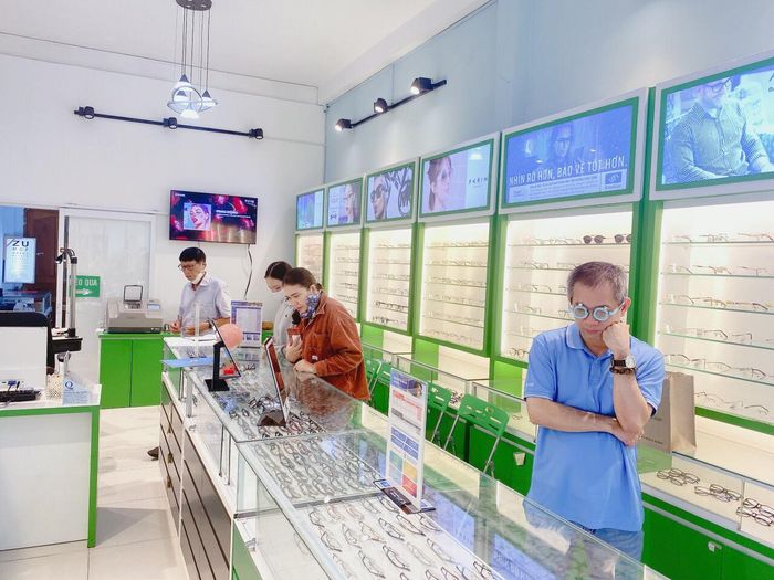 Không gian hiện đại tại cửa hàng mắt kính Butitan