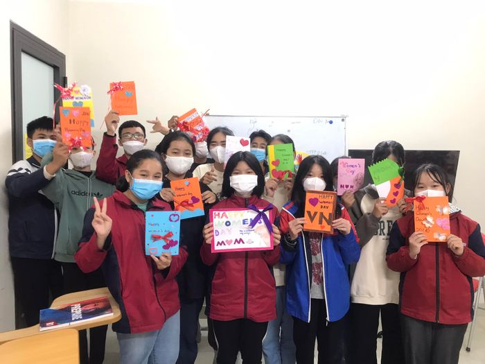 Hình ảnh học sinh giao tiếp cùng giáo viên bản ngữ tại Sunshine School