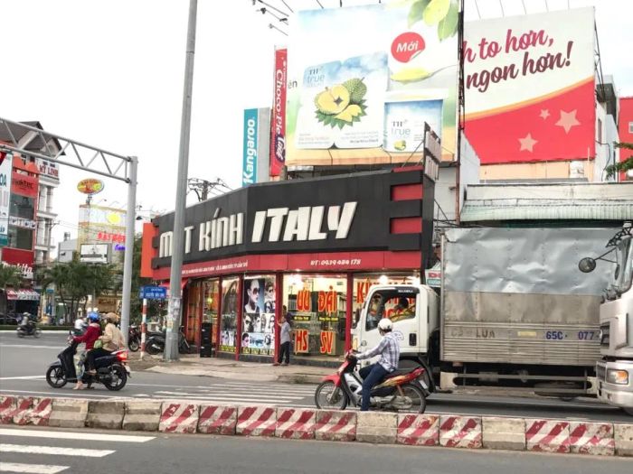 Không gian sang trọng và đẳng cấp tại Mắt Kính Hoàng Hà - Italy